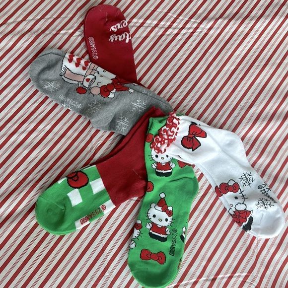 Hello kitty bundle of Christmas socks 5 pair kitty Santa kitty snowman - Picture 1 of 6
